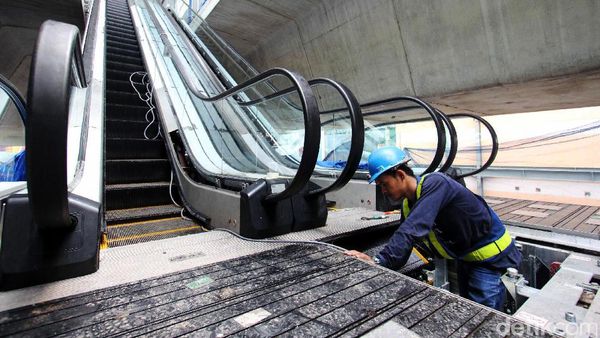 Halte TransJ Cipulir Dipasangi Eskalator