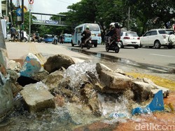 Mobil vs Angkot di Tebet Hantam Hidran, Air Terus Mengucur