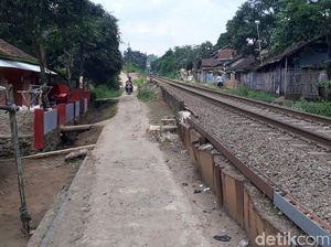 Wanita di Bandung Tertabrak Kereta Saat Asyik Selfie