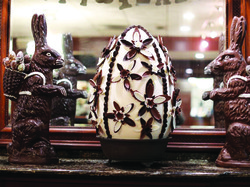 Wouw! Restoran Ini Tampilkan Telur Paskah Raksasa Seberat Manusia!