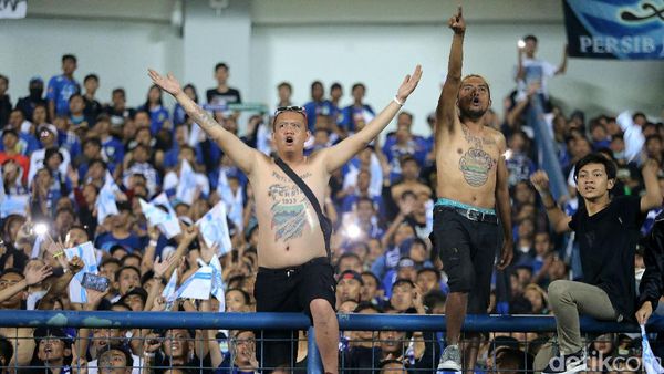 Ribuan Bobotoh Bakar Semangat Persib