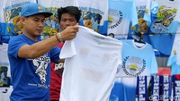 Seorang pendukung Persib sedang memilih kaos yang dijual di luar Stadion GBLA.