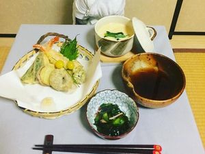 Lucunya! Kucing Ini Pakai Aneka Baju yang Disesuaikan dengan Tema Makanan