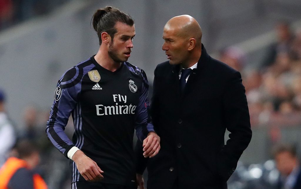 Football Soccer - Bayern Munich v Real Madrid - UEFA Champions League Quarter Final First Leg - Allianz Arena, Munich, Germany - 12/4/17 Real Madrid's Gareth Bale speaks to Real Madrid coach Zinedine Zidane as he is substituted off Reuters / Michael Dalder Livepic