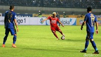 Gonzales melepaskan tendangan dengan kaki kirinya.