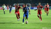 Para pemain Persib melancarkan serangan ke pertahanan Arema FC.