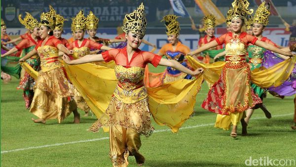 Tarian Tradisional Buka Liga 1 di Stadion GBLA