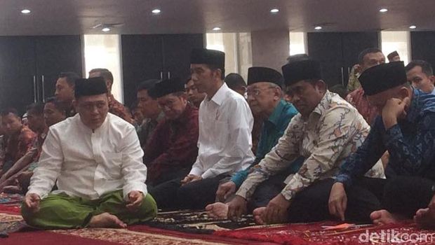 Jokowi saat meresmikan masjid KH Hasyim Asy'ari.