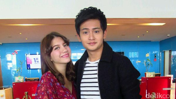 Cekrek! Antusiasnya Fans Foto Bareng Bintang Nathan & Nadia
