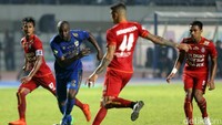 Pemain anyar Persib, Carlton Cole diturunkan dalam pertandingan melawan Arema. Pesepakbola asal Inggris itu masuk di menit ke-46 menggantikan Gian Zola.
