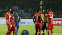 Hanif Sjahbandi mendapat kartu kuning karena menjatuhkan Essien.