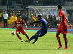 Mengefisienkan Michael Essien di Persib Mengefisienkan Michael Essien di Persib