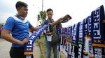 Pedagang Atribut Persib Raup Untung di GBLA