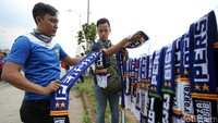 Pendukung Persib memilih syal yang dijual Rp 50.000.