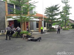 Polres Bojonegoro Simulasi Hadapi Penyerangan Kantor Polisi
