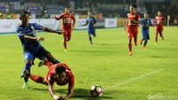 Laga antara Persib melawan Arema berakhir dengan skor 0-0.