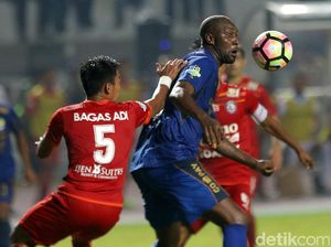Essien dan Cole Tinggalkan Kantor Imigrasi Lewat Pintu Belakang