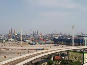 Disandari Kapal Raksasa, Priok Makin Pede Jadi Hub Internasional Disandari Kapal Raksasa, Priok Makin Pede Jadi Hub Internasional