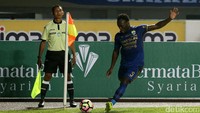 Michael Essien melakukan tendangan sudut.