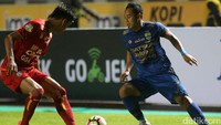Atep berusaha melewati pengawalan pemain Arema.