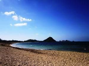 Bebaskan Sampah di Destinasi Wisata Halal Lombok