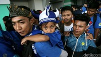 Para pendukung Persib memasuki stadion.