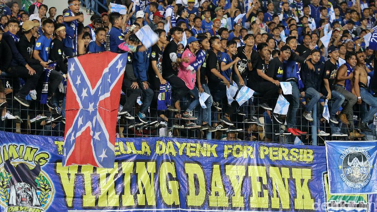 Bobotoh dilarang menonton pertandingan Persib Bandung di stadion. Foto: Agung Pambudhy