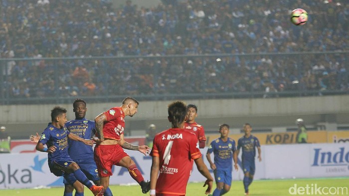 Persib vs Arema Tanpa Gol di Babak Pertama