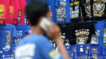 Pedagang Atribut Persib Raup Untung di GBLA
