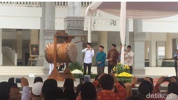 Jokowi saat meresmikan Masjid Raya KH Hasyim Asy'ari.