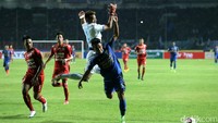 Kurnia Meiga keluar dari sarangnya.
