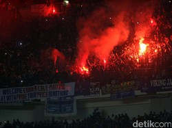 Suporter Masuk ke Lapangan dan Nyalakan Flare, Persib Didenda Rp 45 Juta