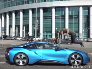 Aksi Nekat, Salto di Atas Mobil Berkecepatan 100 Km/Jam