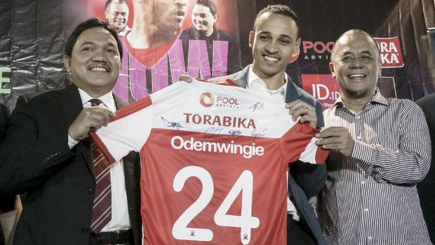 Peter Odemwingie Presiden Klub Madura United FC Achsanul Qosasi (kiri) bersama Manajer Madura United FC Haruna Soemitro (kanan) memperkenalkan mantan pesepak bola Stoke City Peter Odemwingie (tengah) di Jakarta, Senin (3/4). Peter Odemwingie resmi sebagai pemain Madura United dengan nomor punggung 24 selama pelaksanaan Liga 1. ANTARA FOTO/Rian/Adm/aww/17.