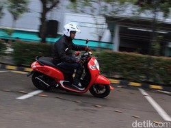 Merasakan Skuter Scoopy Anyar dengan Pelek 12 Inci