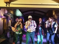 Aksi Wagub Djarot Bernyanyi Bersama Musisi Reggae