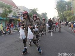 Satpoltik dan Polwan Bagikan Ribuan Bibit Cabai Pakai Roller Blade
