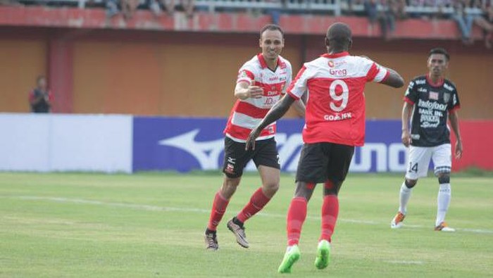 Peter Odemwingie dengan Greg Nwokolo (Foto: dok. Madura United) Peter Odemwingie dengan Greg Nwokolo (Foto: dok. Madura United)