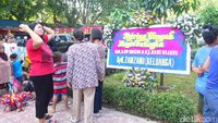 Warga Padati Kasepuhan Cirebon Jelang Momen Pernikahan Nani Widjaja