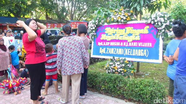 Warga Padati Kasepuhan Cirebon Jelang Momen Pernikahan Nani Widjaja