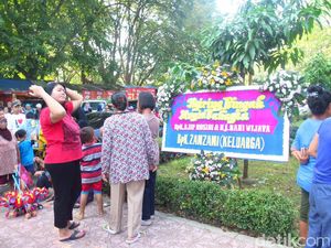 Warga Padati Kasepuhan Cirebon Jelang Momen Pernikahan Nani Widjaja