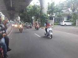 Hadiri Diskusi Relawan di Kuningan, Anies Tunggangi Vespa
