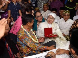 Ini Alasan Nani Widjaja dan Ajip Rosidi Menikah di Masjid Cirebon