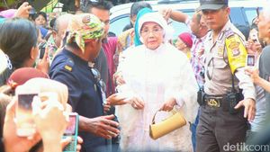 Dibalut Busana Serba Putih, Nani Widjaja Datang ke Masjid Kasepuhan