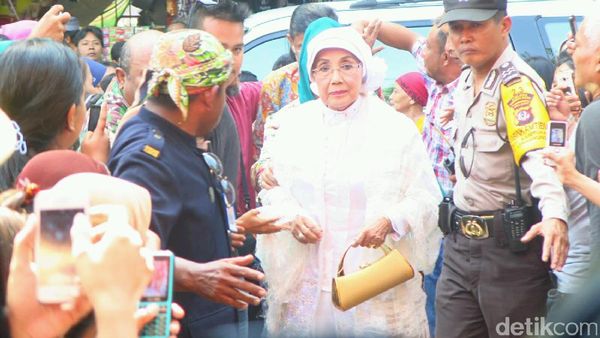 Dibalut Busana Serba Putih, Nani Widjaja Datang ke Masjid Kasepuhan