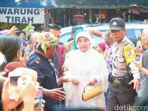 Dibalut Busana Serba Putih, Nani Widjaja Datang ke Masjid Kasepuhan