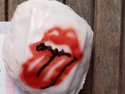 Nyam! Donat dengan Logo Rolling Stones Bisa Dinikmati di Sini!