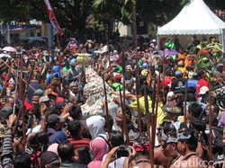 Ribuan Warga Magelang Memperebutkan 1.111 Gethuk