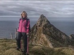 Meski Pakai Kruk, Penyintas Kanker ini Tetap Hobi Mendaki Gunung