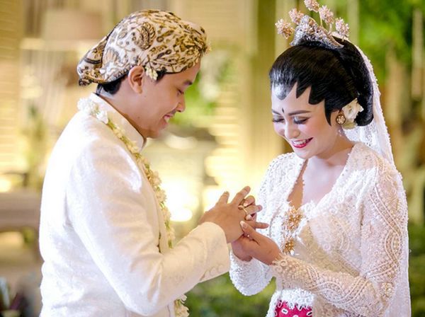 Melihat Pernikahan Adik Nagita Slavina